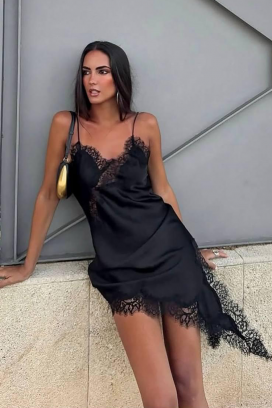 VELIMIRA BLACK aszimmetrikus, finom tunika csipkével és hasítékkal