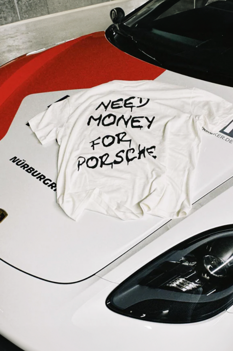 NEED MONEY FOR PORSCHE férfi poló, Szín: fehér, IVET.HU - A te online butikod.