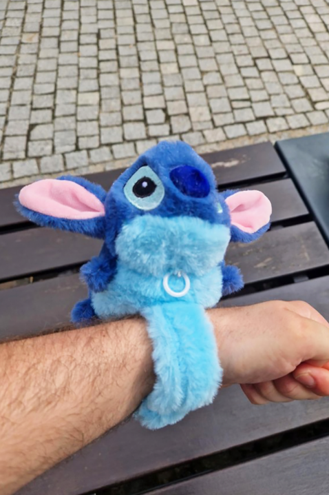 STICHLET plüss karkötő gyerekeknek, Szín: kék, IVET.HU - A te online butikod.
