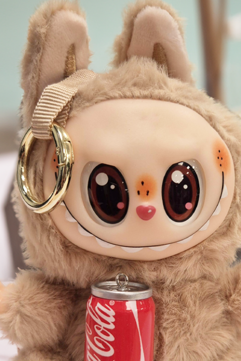 LABUBU COCA COLA BEIGE táska dísz, Szín: bézs, IVET.HU - A te online butikod.