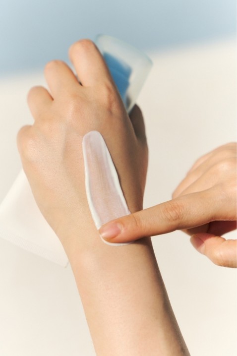 SKIN1004 Madagascar Centella Hyalu-Cica Water-Fit Sun Serum Sachet 1.5 mlIVET.HU - A te online butikod.