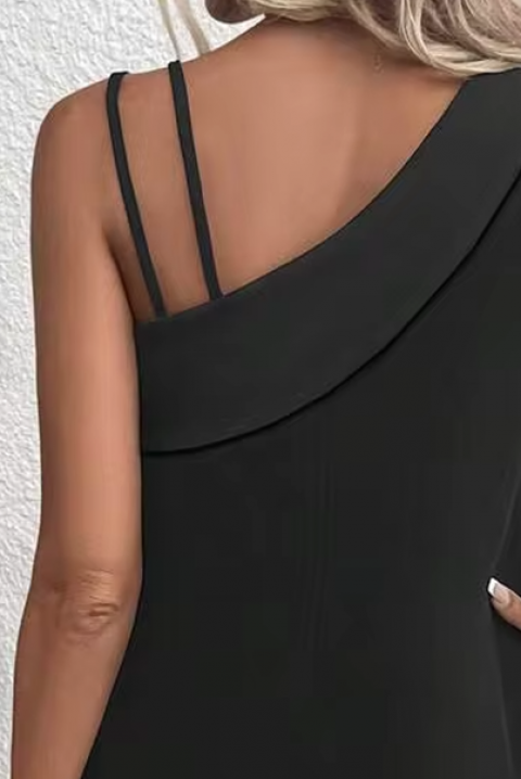 IVRINIA BLACK elegáns rövid ruha aszimmetrikus dekoltázzsal, laza szabással, Szín: fekete, IVET.HU - A te online butikod.