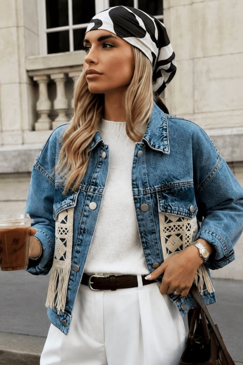 ABERTINA SKY modern női farmerdzseki dekoratív elemekkel és rojtokkal, Szín: denim, IVET.HU - A te online butikod.