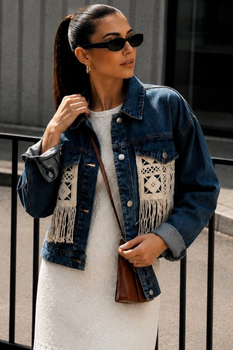ABERTINA BLUE modern női farmerdzseki dekoratív elemekkel és rojtokkal, Szín: denim, IVET.HU - A te online butikod.