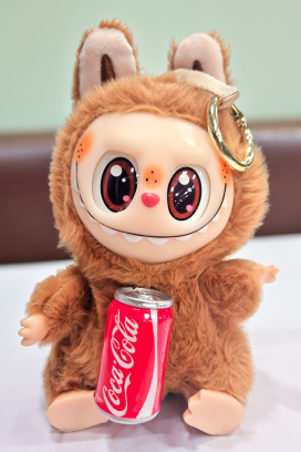 LABUBU COCA COLA BROWN táska kiegészítő