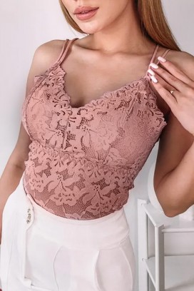 CALVESA PINK elegáns csipkés női felső vékony pántokkal, látványos hátrésszel
